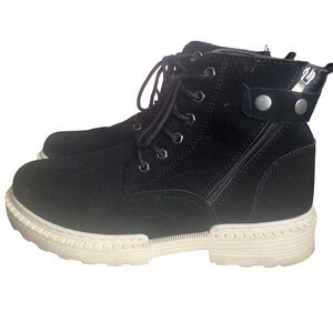 Men’s velvet like boots - size 10